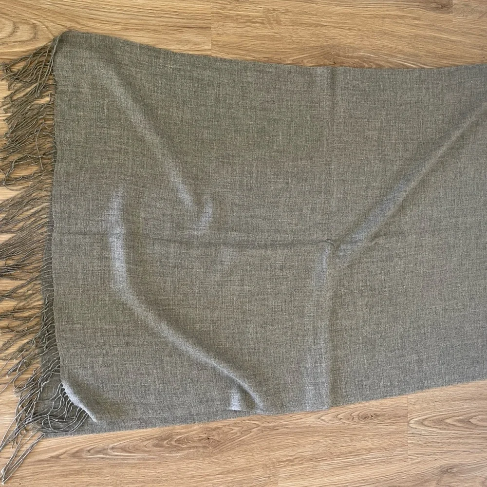 Nordstrom Gray 100% Cashmere Scarf - Picture 2 of 6